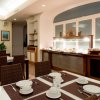 Zona buffet in un ristorante accogliente.