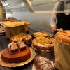 Buffet di dolci con varie torte.