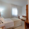 Camera con letto matrimoniale e letto singolo vicino alla finestra.
