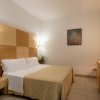 Camera d'hotel con letto matrimoniale e scrivania.
