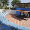 Anfiteatro con sedili blu e palco.