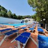 Lettini blu accanto a una piscina.