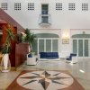 Ampio salone moderno con divani blu.