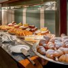 Buffet con dolci e cornetti vari.
