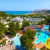 Vista aerea di un resort vicino al mare.