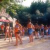 Persone ballano all'aperto vicino a un palco.