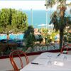 Vista sul mare da una tavola apparecchiata.