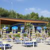 Spiaggia con ombrelloni e lettini gialloblu.