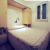 Piccola camera da letto con letto matrimoniale e armadietti.