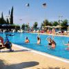 Lezione di acquagym in piscina con istruttore su cyclette.
