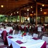Ristorante all'aperto con tavoli apparecchiati.