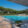 Piscina all'aperto con zona solarium e sdraio.