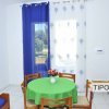 Tavolo rotondo con tovaglia verde in un soggiorno.
