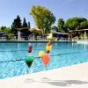Due cocktail colorati su bordo piscina.