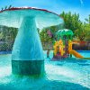 Piscina con fungo d'acqua e giochi per bambini.