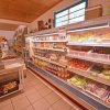 Supermercato con prodotti freschi sugli scaffali.