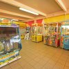 Sala giochi con macchine arcade colorate.