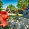Area giochi con scivoli e arrampicata per bambini.