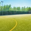 Un campo sportivo all'aperto con porte e reti.