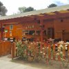 Un bar all'aperto con sedie e fiori.