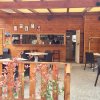 Un'area esterna con tavoli e un bar.