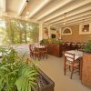 Una sala da pranzo con tavoli e piante.
