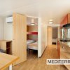 Interno di una casa mobile con cucina e tavolo.