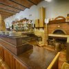 Interno di un ristorante con forno a legna.