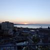 Vista di un porto al tramonto con edifici in primo piano.