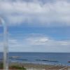 Vista mare con cielo nuvoloso e portachiavi con numero 66.
