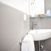 Lavabo bianco in bagno con pareti grigie.