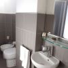 Bagno moderno con lavabo, bidet e specchio.