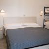 Camera con letto matrimoniale e letto a castello.