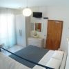Camera con letto matrimoniale, armadio e TV.