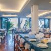 Sala da pranzo elegante con tavoli apparecchiati.