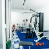 Palestra con attrezzature per pesistica e allenamento.