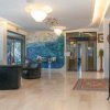 Atrio elegante con divani, vetrate e decorazioni.