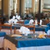 Tavoli apparecchiati in un ristorante elegante.