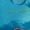 Piscina con scritta 
