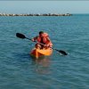 Persona in kayak in mare calmo.