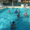 Persone giocano a pallanuoto in piscina.