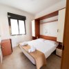 Camera da letto matrimoniale con arredi in legno chiaro.