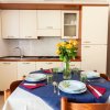 Tavolo apparecchiato in una cucina moderna.