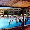 Piscina affollata con persone che nuotano e giocano.