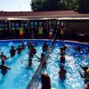 Persone giocano a pallavolo in piscina.
