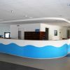 Reception con banco bianco e blu.