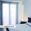 Camera da letto con letto matrimoniale e finestra.