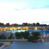 Piscina esterna con poltrone a bordo.