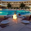 Cena all'aperto con vista sulla piscina.