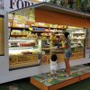 Una donna e un bambino comprano da un chiosco di alimentari.